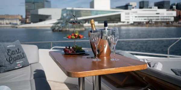 Dekket bord på akterdekket med Oslo i bakgrunnen