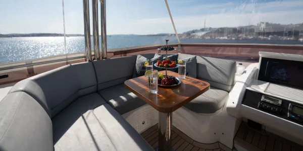 Flybridge med bord og solseng