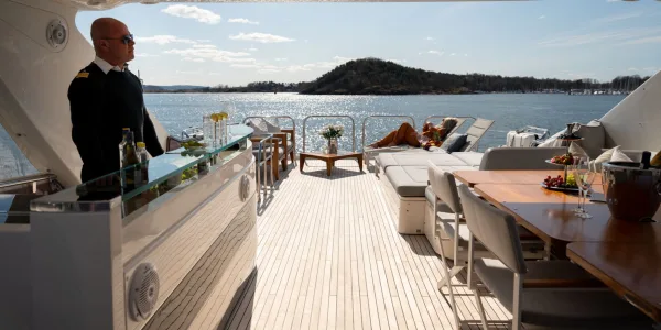 Flybridge med bord og utsikt over fjorden