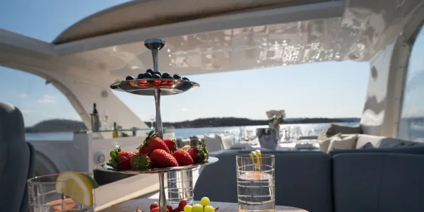 Flybridge under tak med servering