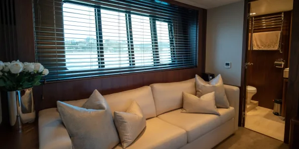 Salong med sofa og panoramavinduer