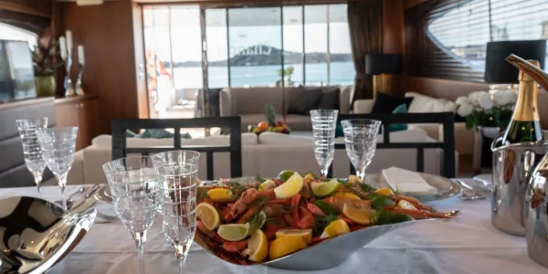 Dekket bord med frukt og glass i salongen