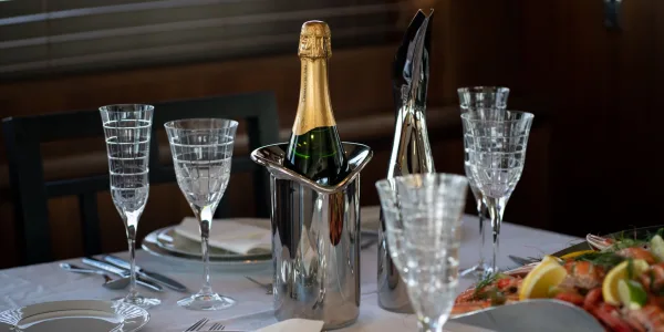 Champagne og glass om bord