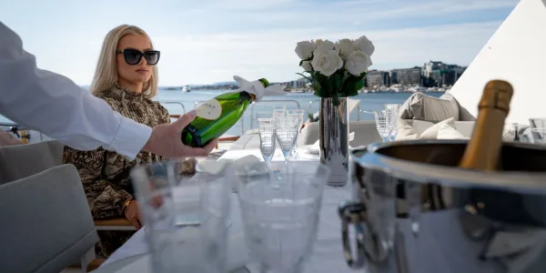 Champagne skjenkes på dekk