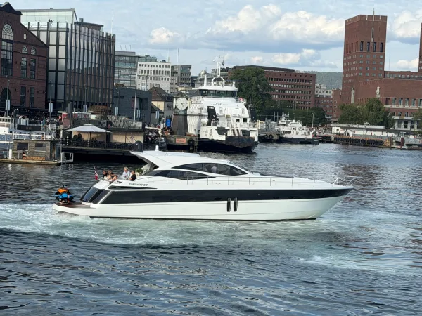 Pershing 62