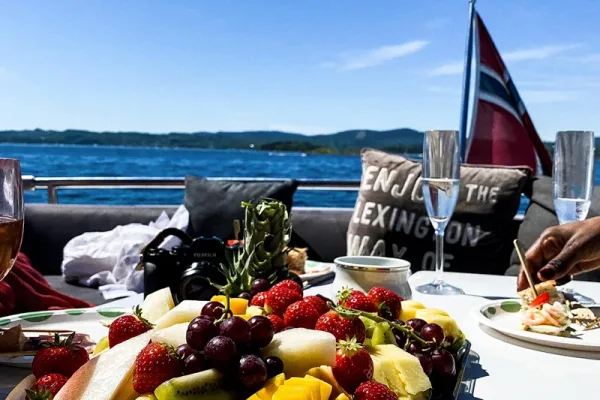 Servering på dekk med utsikt over skjærgården