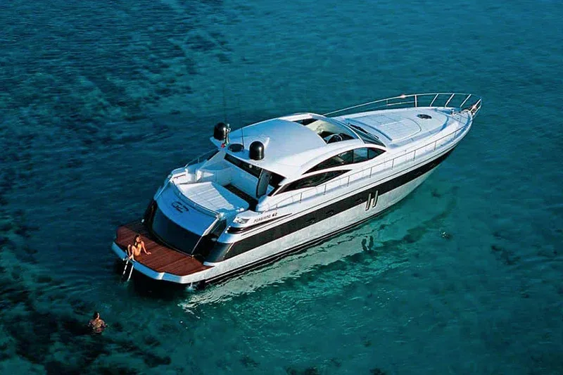 Pershing 62 for anker i klart vann